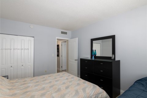 Condo in Hallandale Beach, Florida, 2 bedrooms № 2244216 - photo 18