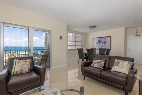 Condo in Hallandale Beach, Florida, 2 bedrooms № 2244216 - photo 7