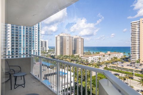 Condo in Hallandale Beach, Florida, 2 bedrooms № 2244216 - photo 24
