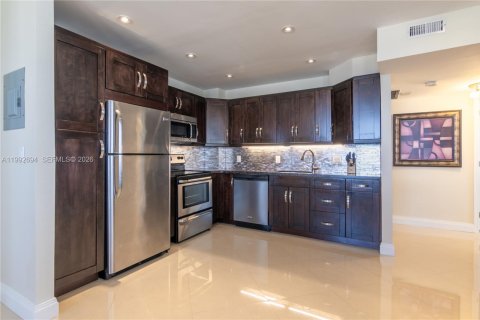Condo in Hallandale Beach, Florida, 2 bedrooms № 2244216 - photo 3
