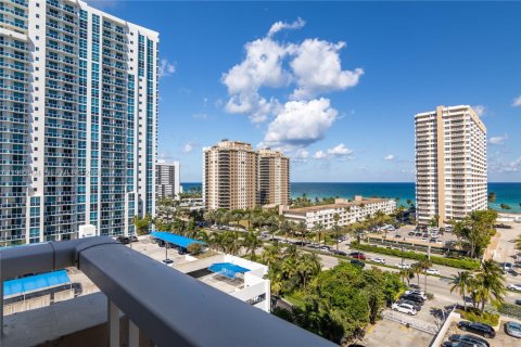 Condo in Hallandale Beach, Florida, 2 bedrooms № 2244216 - photo 2