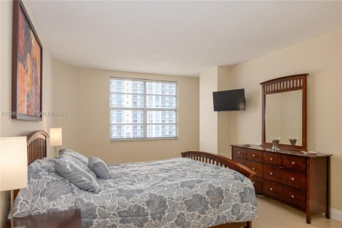 Condo in Hallandale Beach, Florida, 2 bedrooms № 2244216 - photo 12