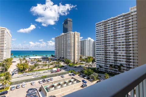 Condo in Hallandale Beach, Florida, 2 bedrooms № 2244216 - photo 29