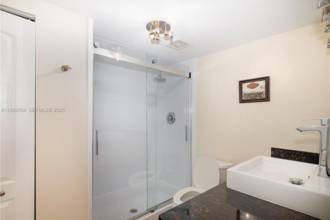 Condo in Hallandale Beach, Florida, 2 bedrooms № 2244216 - photo 19