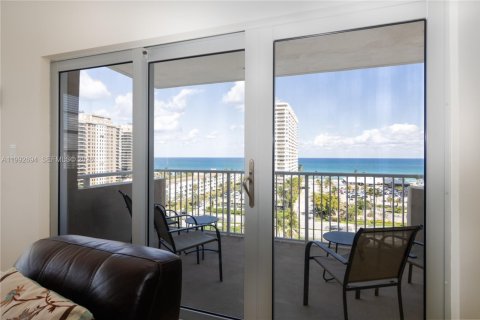 Condo in Hallandale Beach, Florida, 2 bedrooms № 2244216 - photo 9