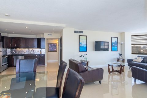 Condo in Hallandale Beach, Florida, 2 bedrooms № 2244216 - photo 10
