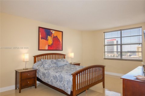 Condo in Hallandale Beach, Florida, 2 bedrooms № 2244216 - photo 11