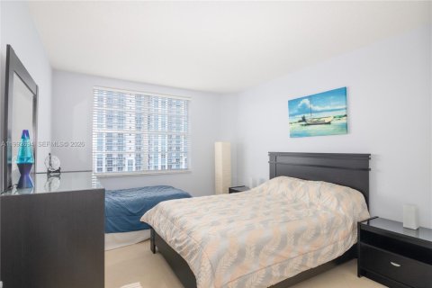 Condo in Hallandale Beach, Florida, 2 bedrooms № 2244216 - photo 17