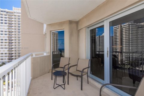 Condo in Hallandale Beach, Florida, 2 bedrooms № 2244216 - photo 26