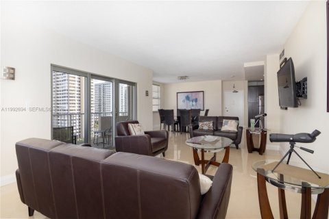 Condo in Hallandale Beach, Florida, 2 bedrooms № 2244216 - photo 8