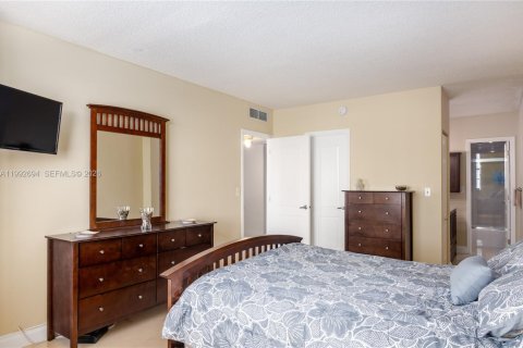 Condo in Hallandale Beach, Florida, 2 bedrooms № 2244216 - photo 13