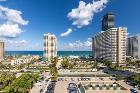 Condo in Hallandale Beach, Florida, 2 bedrooms № 2244216 - photo 28