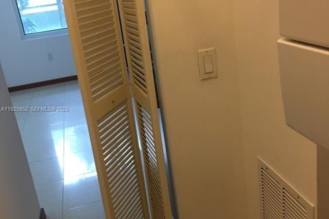 Купить кондоминиум в Майами, Флорида 1 спальня, 69.68м2, № 1984456 - фото 6