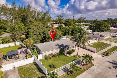 House in Pompano Beach, Florida 3 bedrooms, 134.71 sq.m. № 2083320 - photo 9