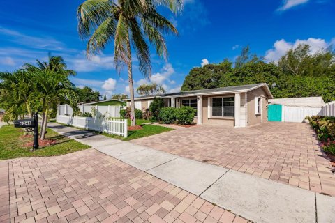 House in Pompano Beach, Florida 3 bedrooms, 134.71 sq.m. № 2083320