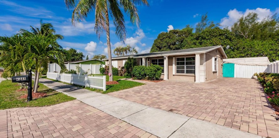 House in Pompano Beach, Florida 3 bedrooms, 134.71 sq.m. № 2083320