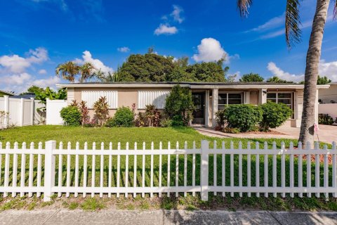 House in Pompano Beach, Florida 3 bedrooms, 134.71 sq.m. № 2083320 - photo 5