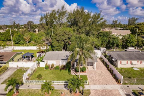 House in Pompano Beach, Florida 3 bedrooms, 134.71 sq.m. № 2083320 - photo 4