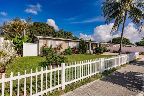 House in Pompano Beach, Florida 3 bedrooms, 134.71 sq.m. № 2083320 - photo 2