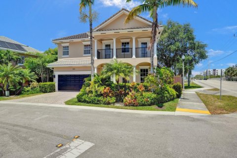 House in Wilton Manors, Florida 4 bedrooms, 313.64 sq.m. № 1141308 - photo 1