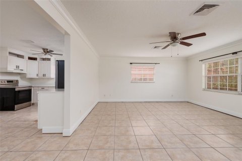Casa en alquiler en Saint Petersburg, Florida, 2 dormitorios, 108.7 m2 № 1913538 - foto 5