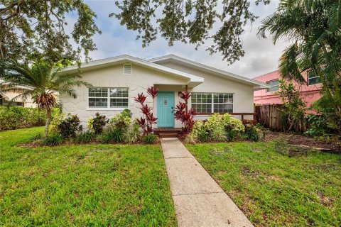 Casa en alquiler en Saint Petersburg, Florida, 2 dormitorios, 108.7 m2 № 1913538 - foto 1