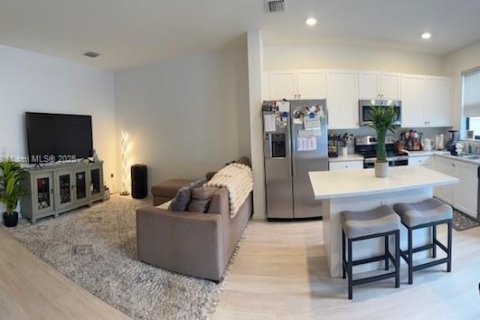 Casa en venta en Hialeah, Florida, 3 dormitorios, 123.75 m2 № 1860975 - foto 3