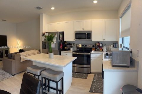 Casa en venta en Hialeah, Florida, 3 dormitorios, 123.75 m2 № 1860975 - foto 1
