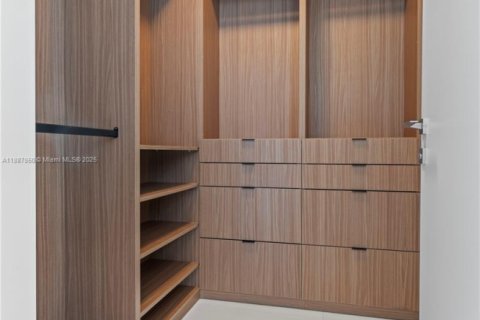 Снять в аренду кондоминиум в Майами, Флорида 5 спален, 368.91м2, № 1938995 - фото 27