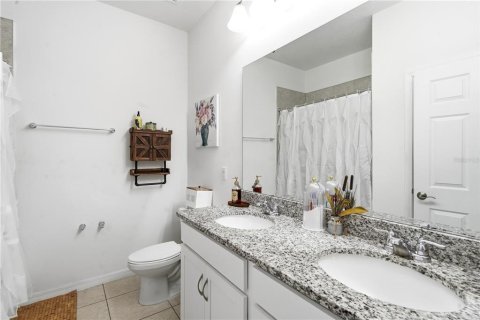 House in Sorrento, Florida 4 bedrooms, 170.29 sq.m. № 2208727 - photo 18