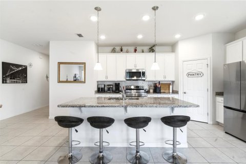 House in Sorrento, Florida 4 bedrooms, 170.29 sq.m. № 2208727 - photo 5