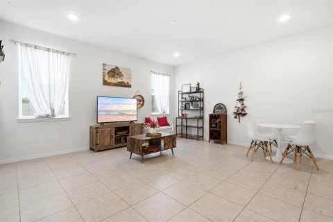 House in Sorrento, Florida 4 bedrooms, 170.29 sq.m. № 2208727 - photo 9