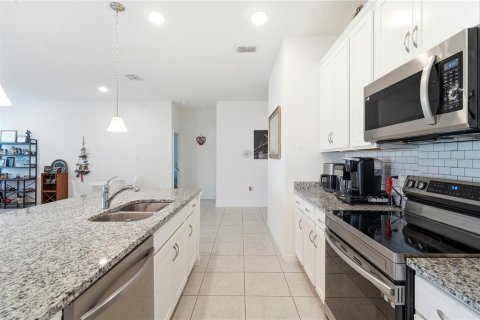 House in Sorrento, Florida 4 bedrooms, 170.29 sq.m. № 2208727 - photo 7