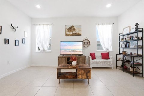 House in Sorrento, Florida 4 bedrooms, 170.29 sq.m. № 2208727 - photo 12