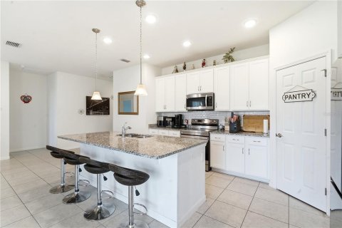 House in Sorrento, Florida 4 bedrooms, 170.29 sq.m. № 2208727 - photo 6
