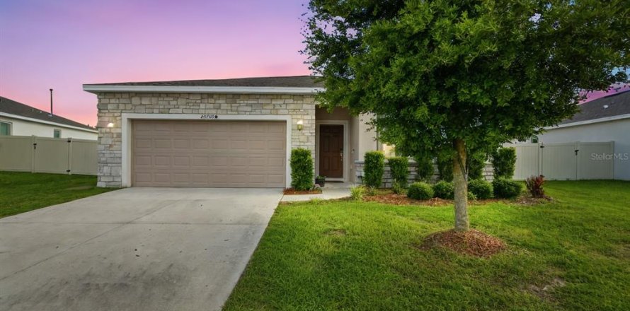 House in Sorrento, Florida 4 bedrooms, 170.29 sq.m. № 2208727