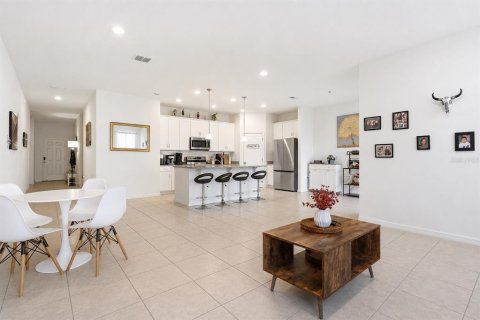 House in Sorrento, Florida 4 bedrooms, 170.29 sq.m. № 2208727 - photo 11