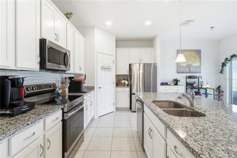 House in Sorrento, Florida 4 bedrooms, 170.29 sq.m. № 2208727 - photo 8