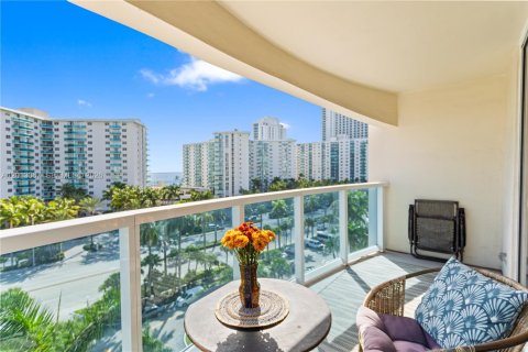Condo in Hollywood, Florida, 2 bedrooms  № 2086937 - photo 9