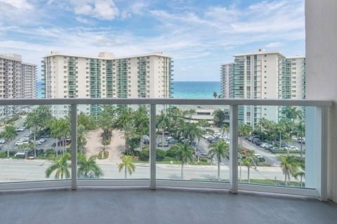 Condo in Hollywood, Florida, 2 bedrooms  № 2086937 - photo 7