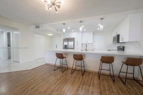 Condo in Hollywood, Florida, 2 bedrooms  № 2086937 - photo 2