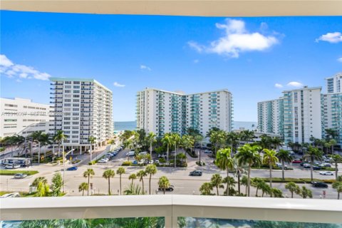 Condo in Hollywood, Florida, 2 bedrooms  № 2086937 - photo 8
