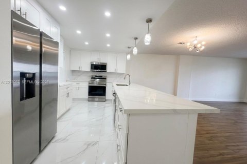 Condo in Hollywood, Florida, 2 bedrooms  № 2086937 - photo 3