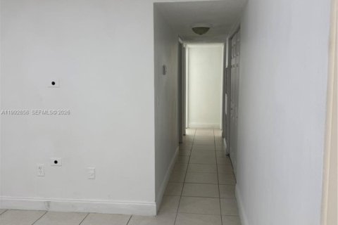 Villa ou maison à louer à Miami Gardens, Floride: 4 chambres, 148.64 m2 № 2056739 - photo 11