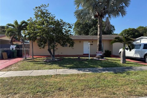 Villa ou maison à louer à Miami Gardens, Floride: 4 chambres, 148.64 m2 № 2056739 - photo 1
