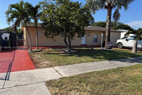 Villa ou maison à louer à Miami Gardens, Floride: 4 chambres, 148.64 m2 № 2056739 - photo 2