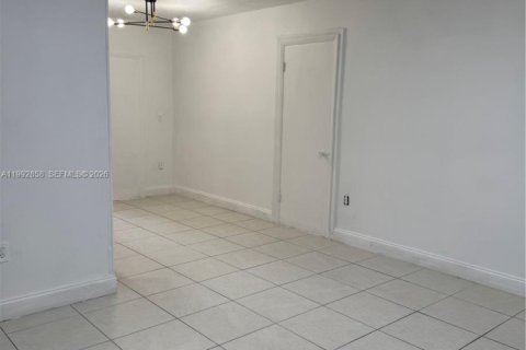 Villa ou maison à louer à Miami Gardens, Floride: 4 chambres, 148.64 m2 № 2056739 - photo 5
