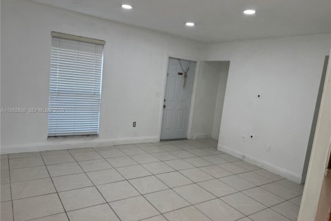 Villa ou maison à louer à Miami Gardens, Floride: 4 chambres, 148.64 m2 № 2056739 - photo 4