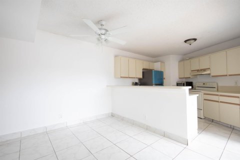 Touwnhouse à louer à Palm Springs, Floride: 2 chambres, 118.17 m2 № 2395508 - photo 5