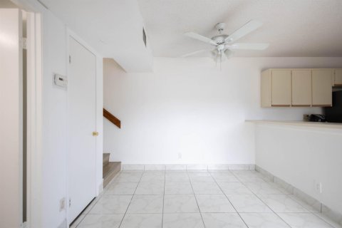 Touwnhouse à louer à Palm Springs, Floride: 2 chambres, 118.17 m2 № 2395508 - photo 6